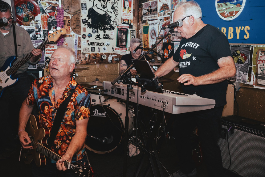 558304394_137644575#251878C