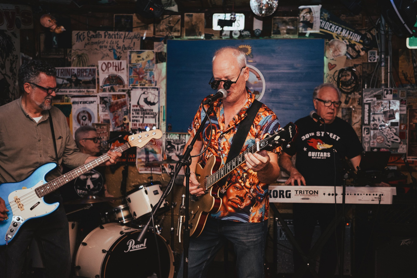 558861326_137644551#251874B