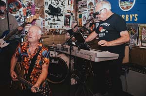 558304394_137644575#251878C